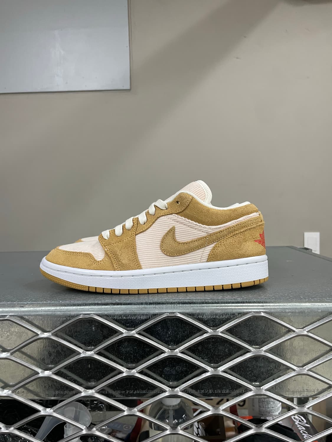 조던 1 로우 SE 코듀로이 탄 245 상품이미지1