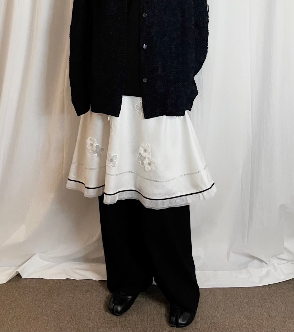 Floral Embroidery Midi Skirt - White 상품이미지1