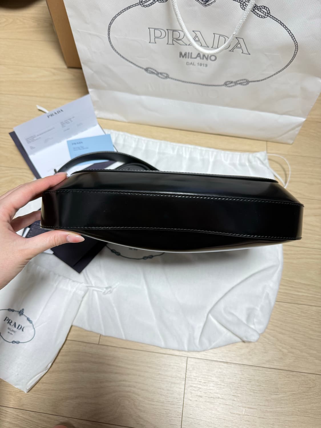 프라다 클레오 브러시드 가죽 숄더백 상품이미지8