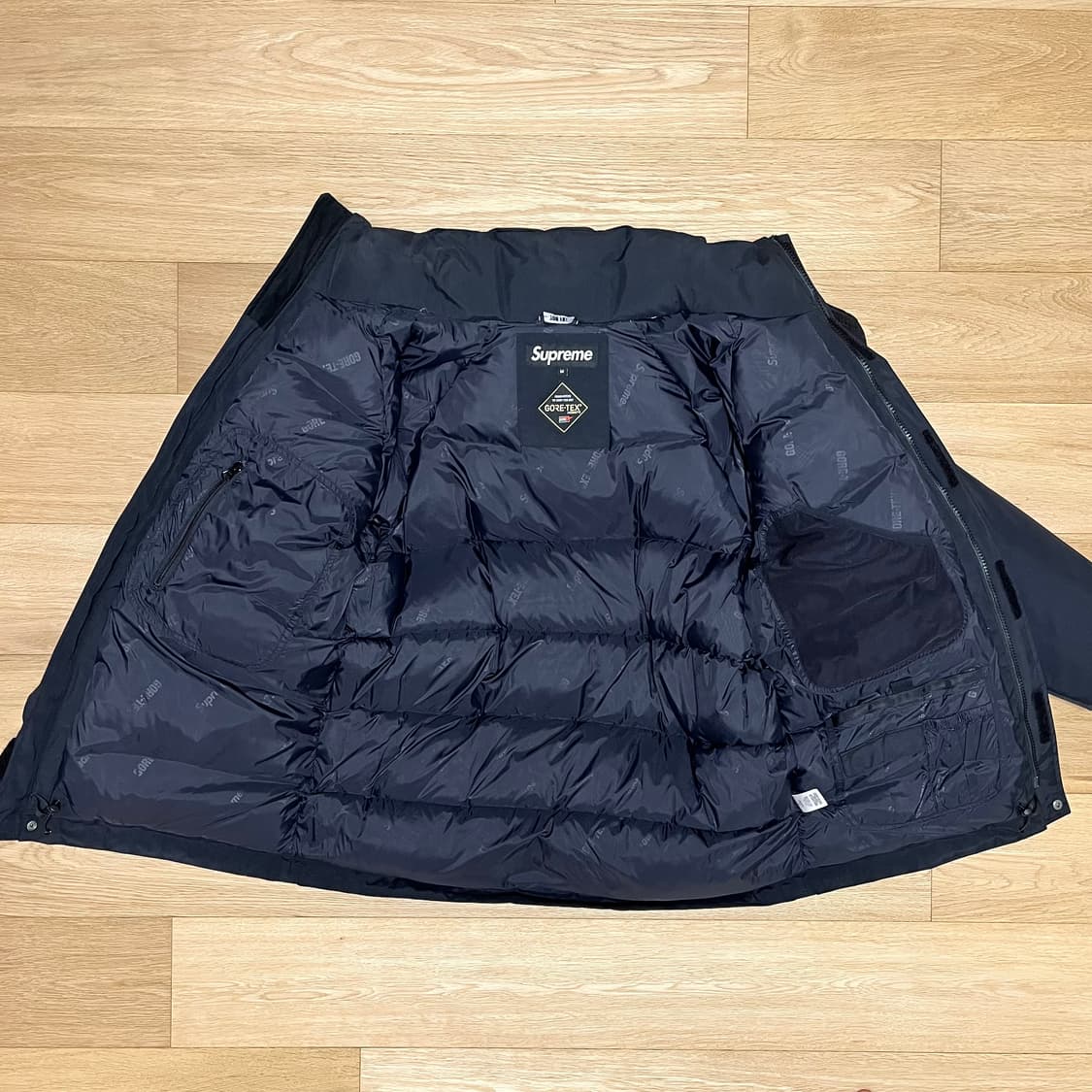 슈프림 18 F/W 고어텍스 700 다운 파카 블랙 상품이미지3