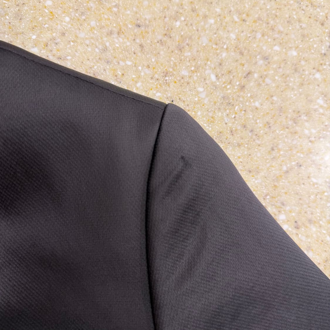 르베이지 롱 블레이저 자켓 새틴 텍스처 싱글 버튼 디테일 레귤러핏 블랙 상품이미지8