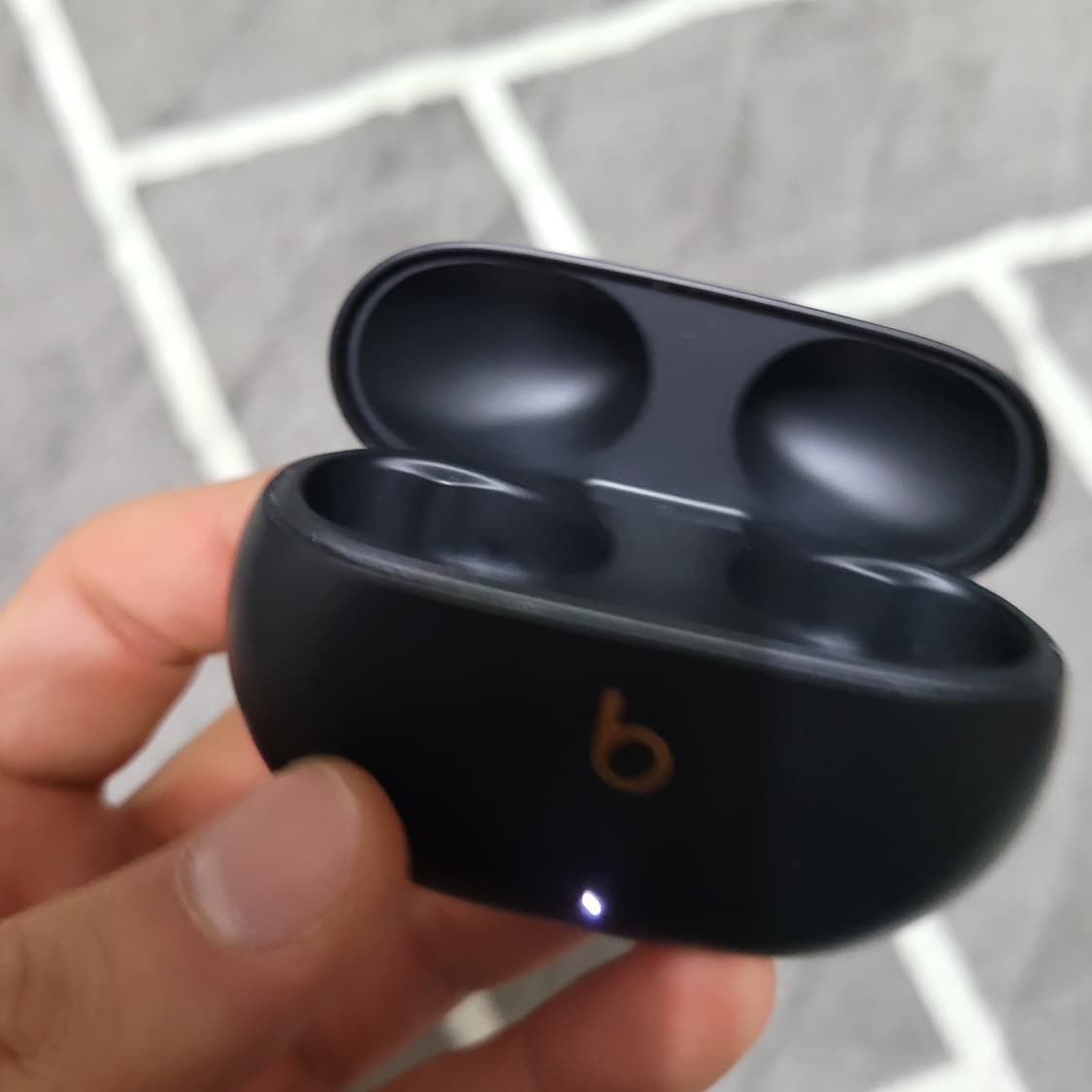 비츠 스튜디오 버즈 플러스 블랙 색상 본체 상품이미지6