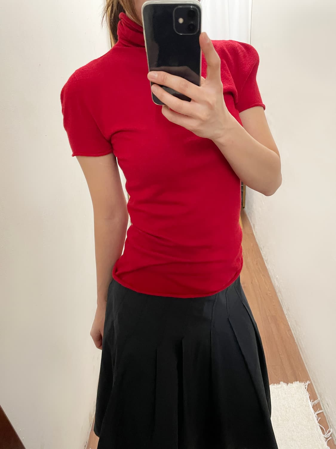 막스앤코 터틀넥 반팔 니트 파인 니트 롤 엣지 디테일 슬림핏 레드 상품이미지1