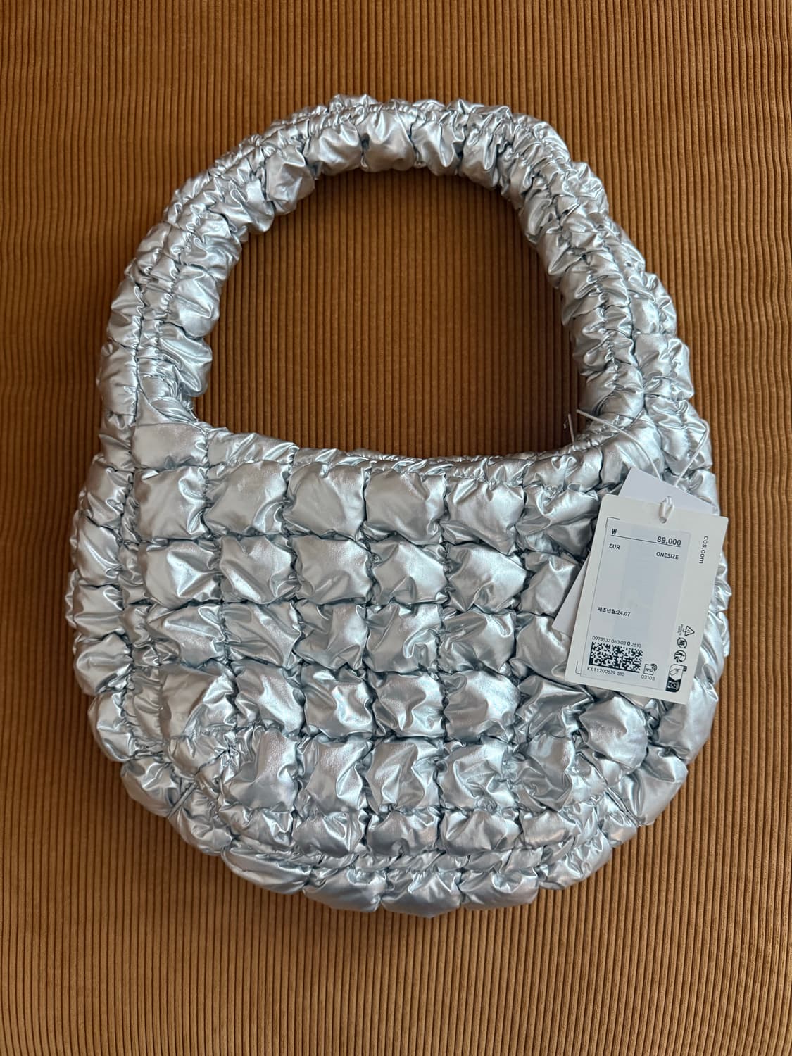 새상품 | COS 퀼티드 미니백 실버 상품이미지1