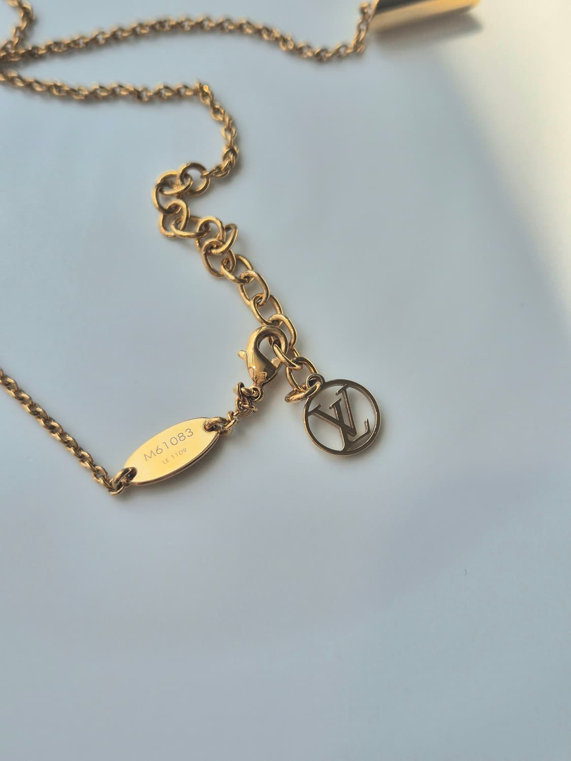 [새상품급/풀구성] 루이비통 에센셜 V 목걸이 골드 상품이미지5