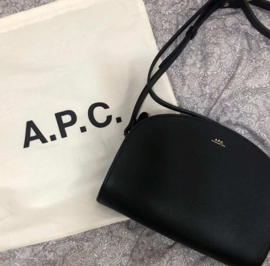 A.P.C.)데미룬 하프문 미니백 블랙 정품 상품이미지3