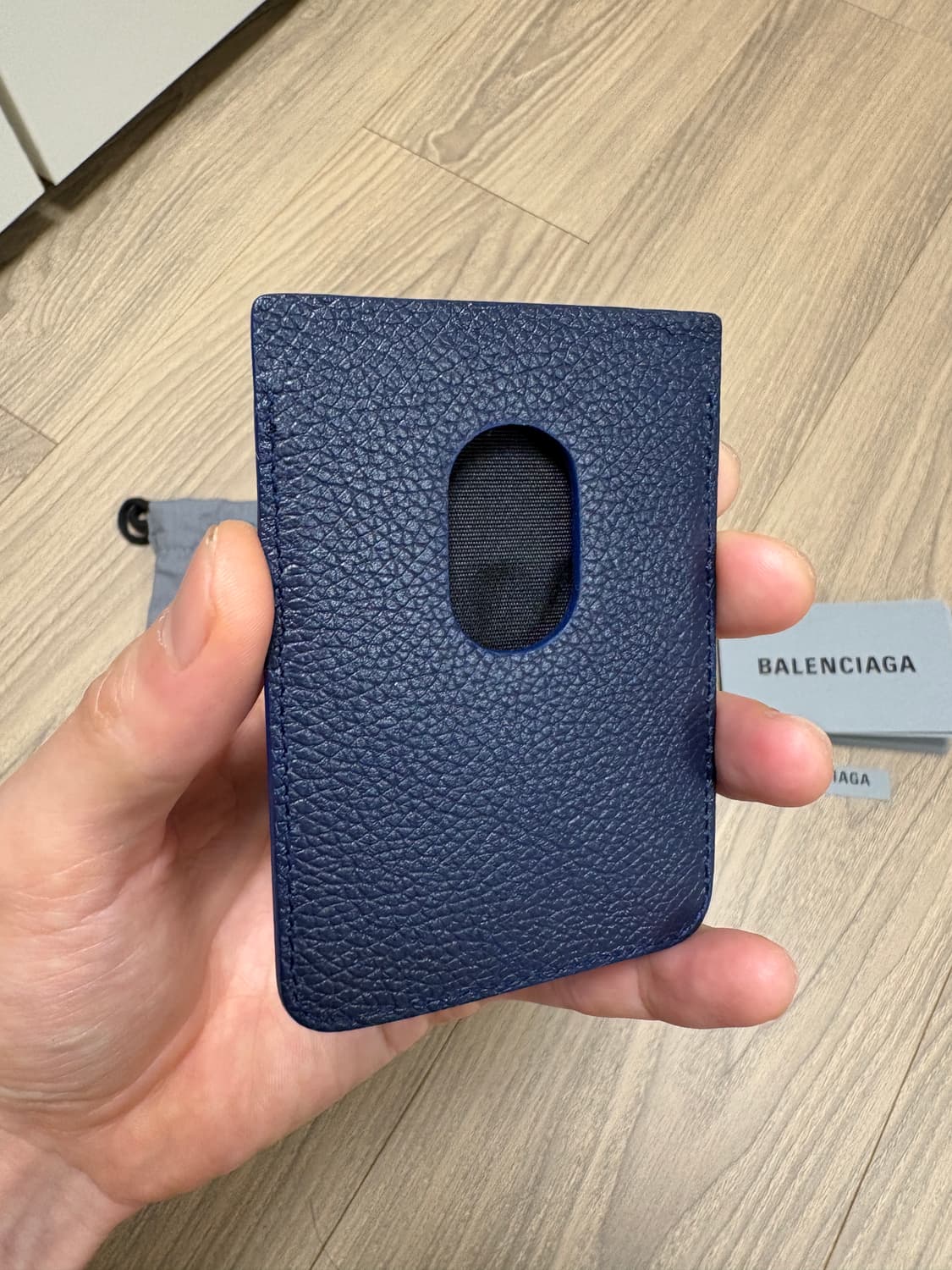 발렌시아가 맥세이프 카드지갑 상품이미지3