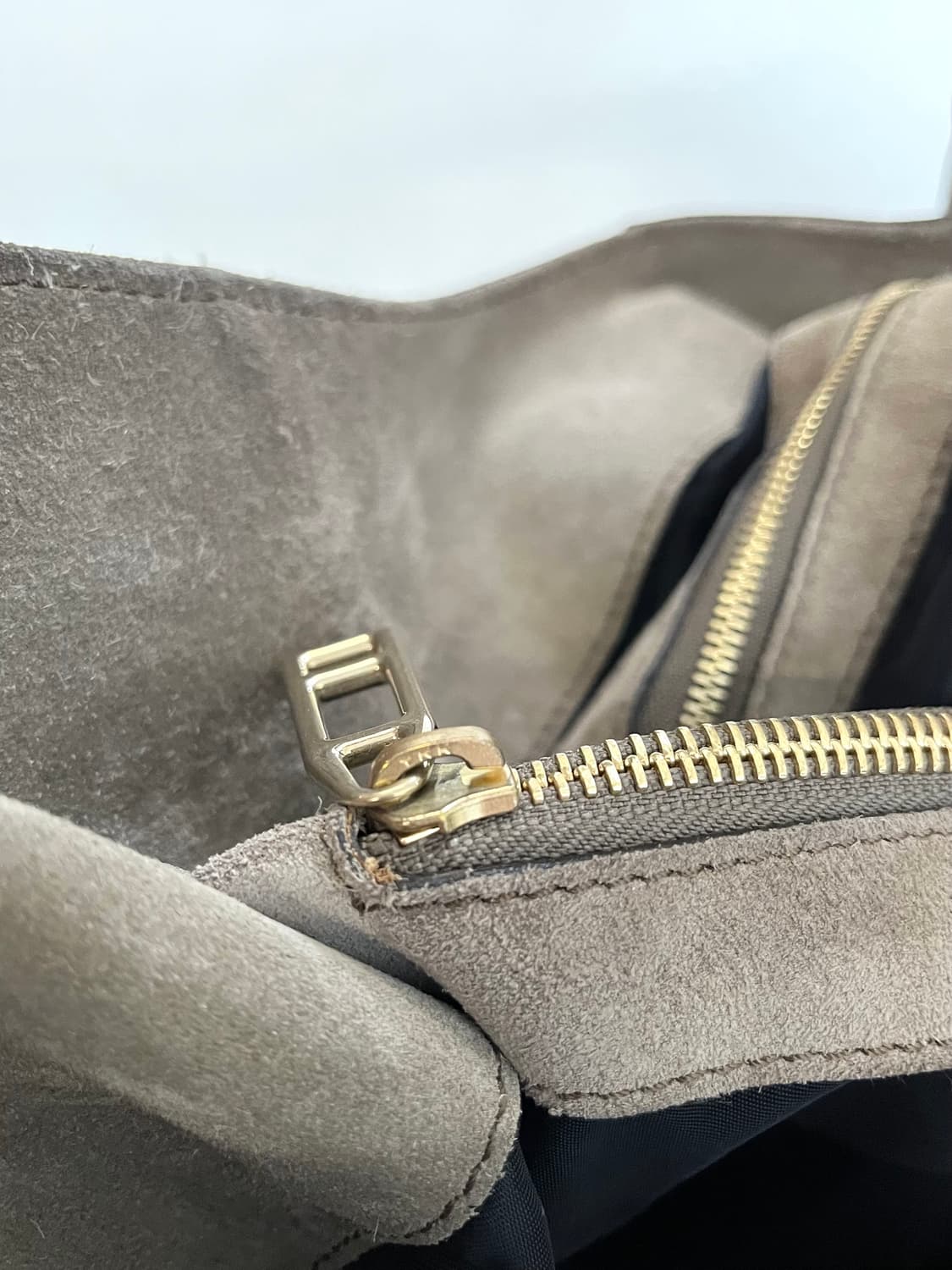 버버리 프로섬 셔링 스웨이드 레더 호보백 상품이미지5