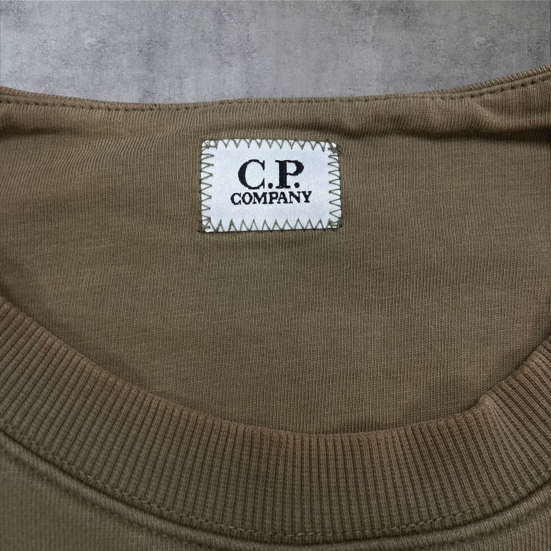 CP컴퍼니 카키 컬러 스펠아웃 빅로고 맨투맨 상품이미지3