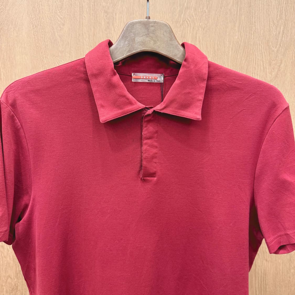 프라다 반팔 카라 티셔츠 사이드 로고 디테일 베이직 레드 상품이미지4
