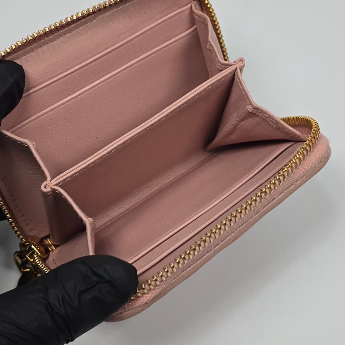 미우미우 마테라쎄 집어라운드 동전 카드 지갑 상품이미지8