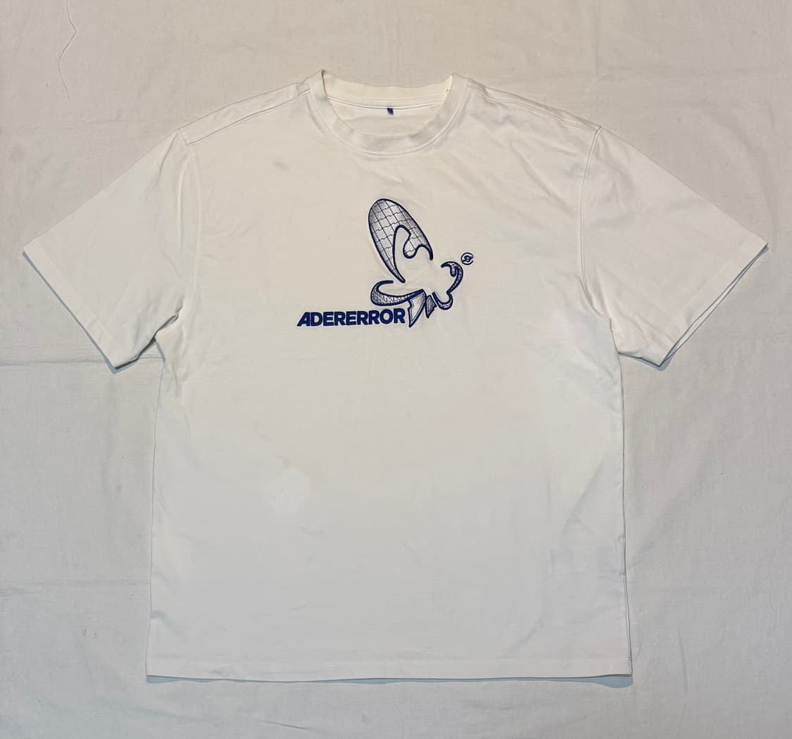 아더에러 23ss 버터플라이 자수 티셔츠 화이트 상품이미지1