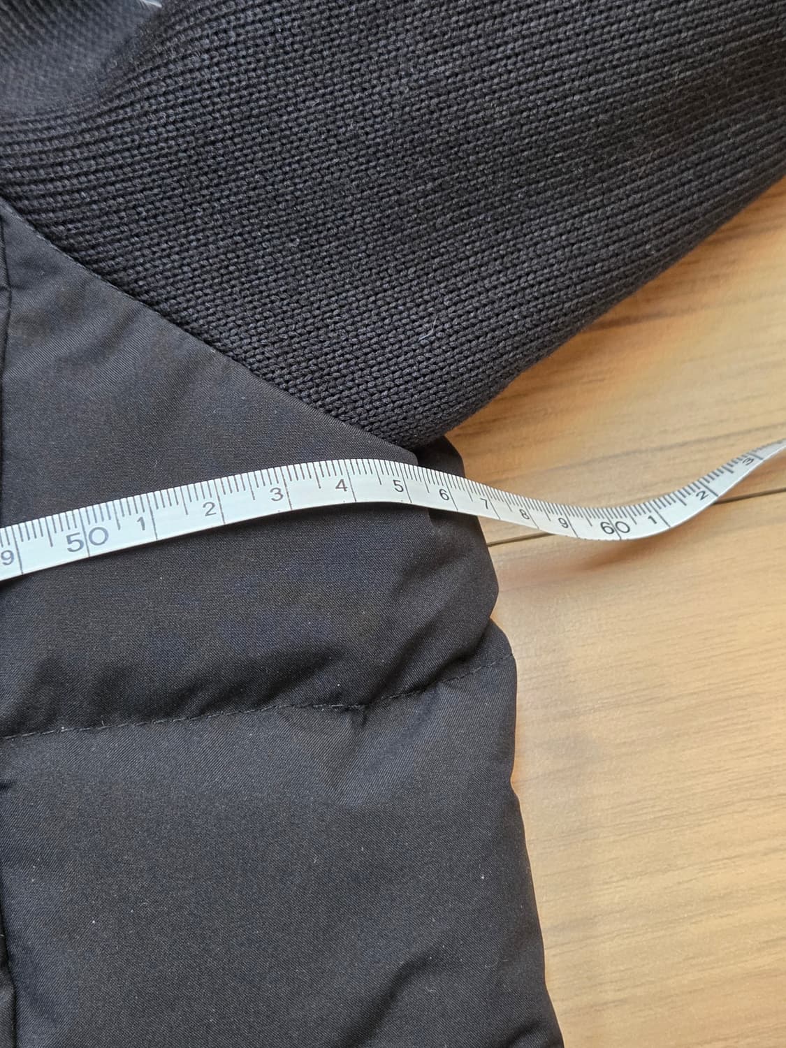 아다바트 남성 니트 패딩 점퍼 105사이즈입니다. 몸통은 패딩으로 되어있 상품이미지4