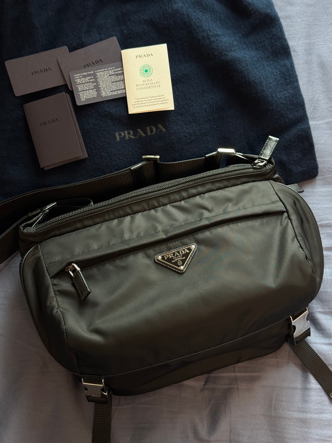 [국내매장판] 프라다 바이커백 미디움 상품이미지1