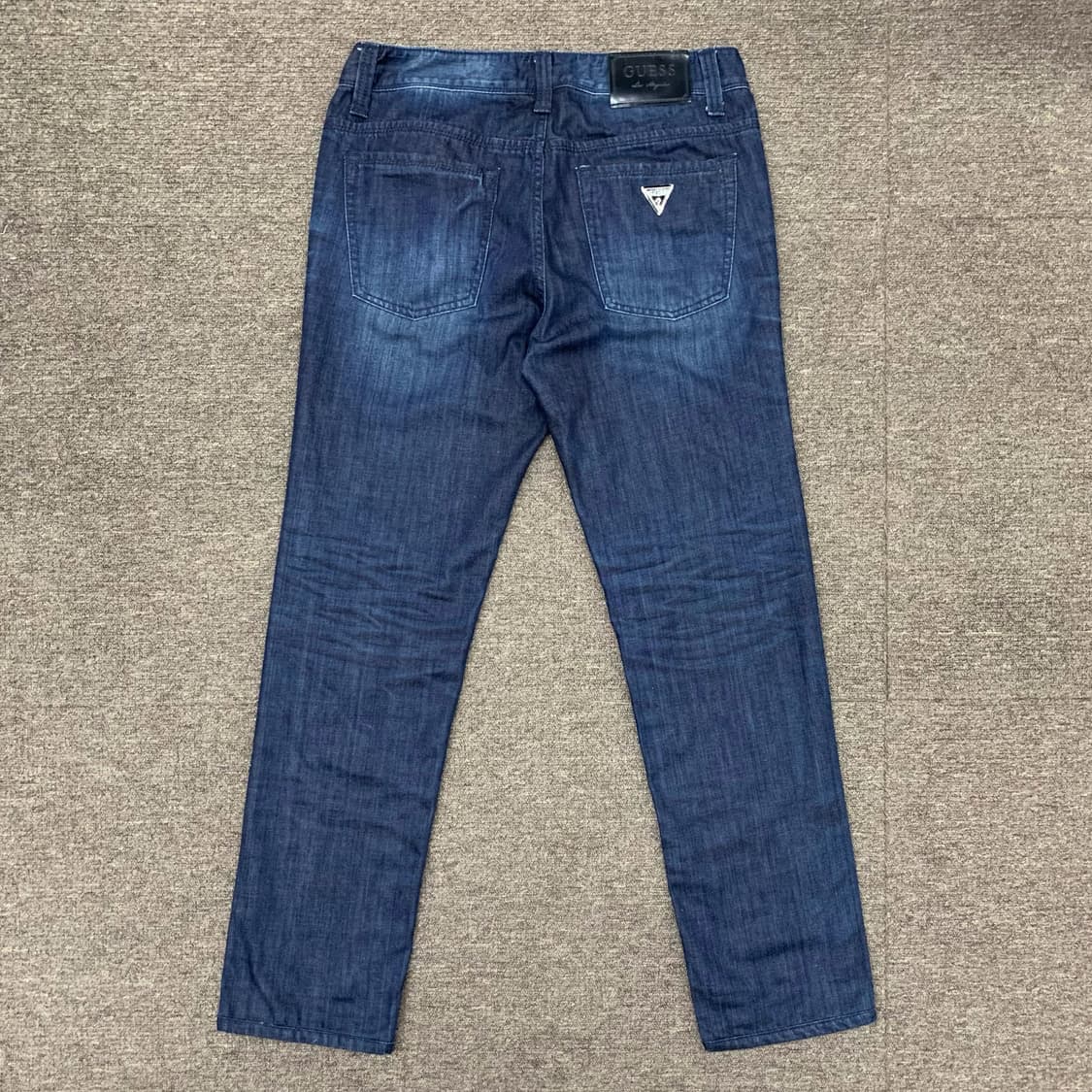 [33] 게스 블랙 메탈플레이트 테이퍼드핏 데님팬츠 상품이미지2