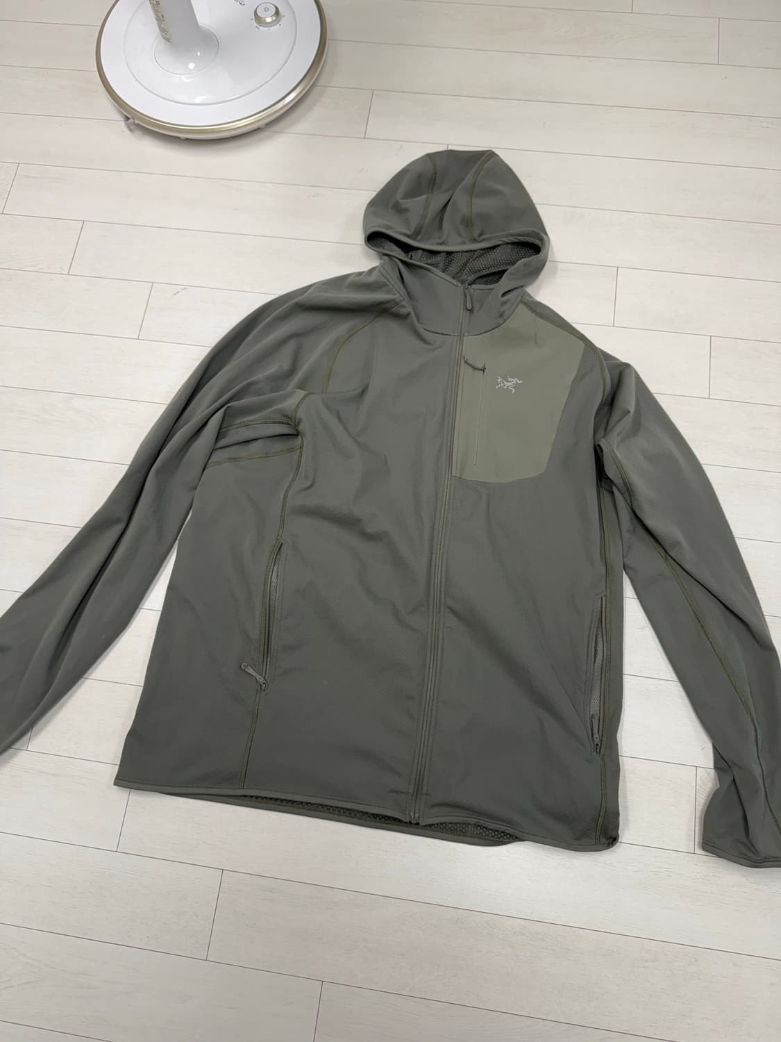 아크테릭스 델타 후디 XL 사이즈  상태 하자없이 뜯김없이 상태 좋습니다 상품이미지1