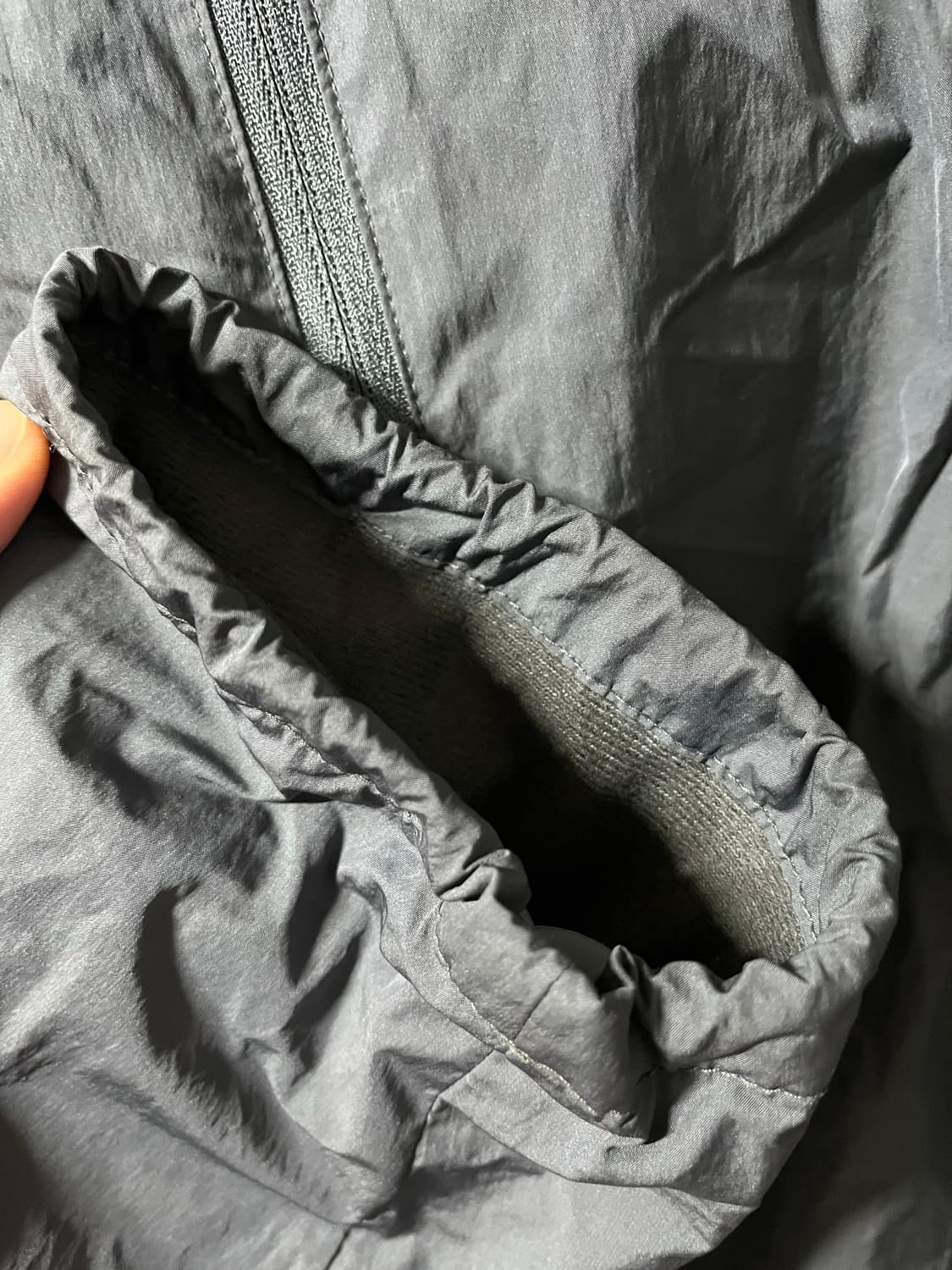 (M) 23fw 아모멘토 나일론 하프집업 차콜 상품이미지4