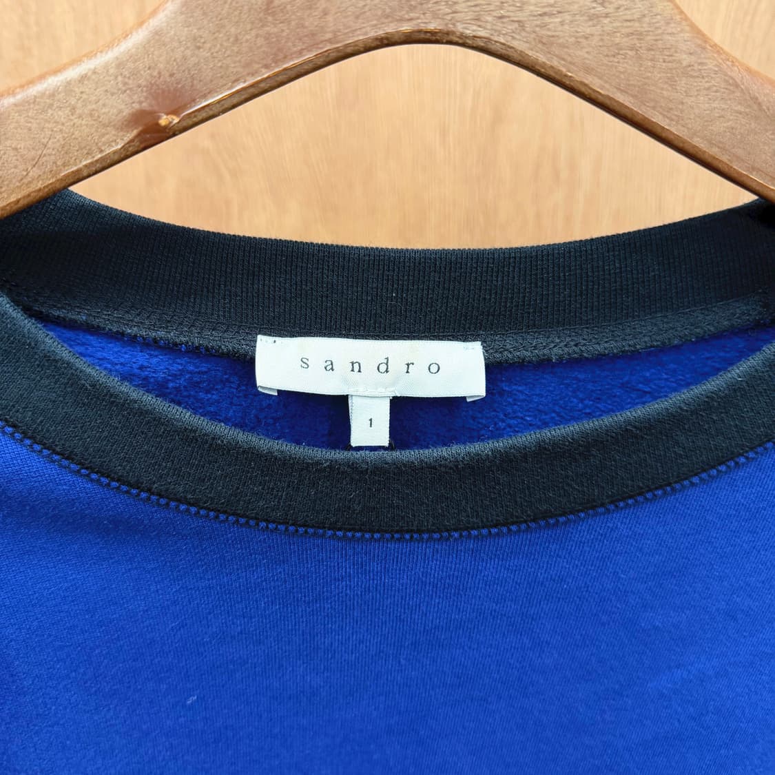 산드로 라운드넥 긴팔 맨투맨 블랙 배색 사이드 비대칭 지퍼 디테일 블루 상품이미지7