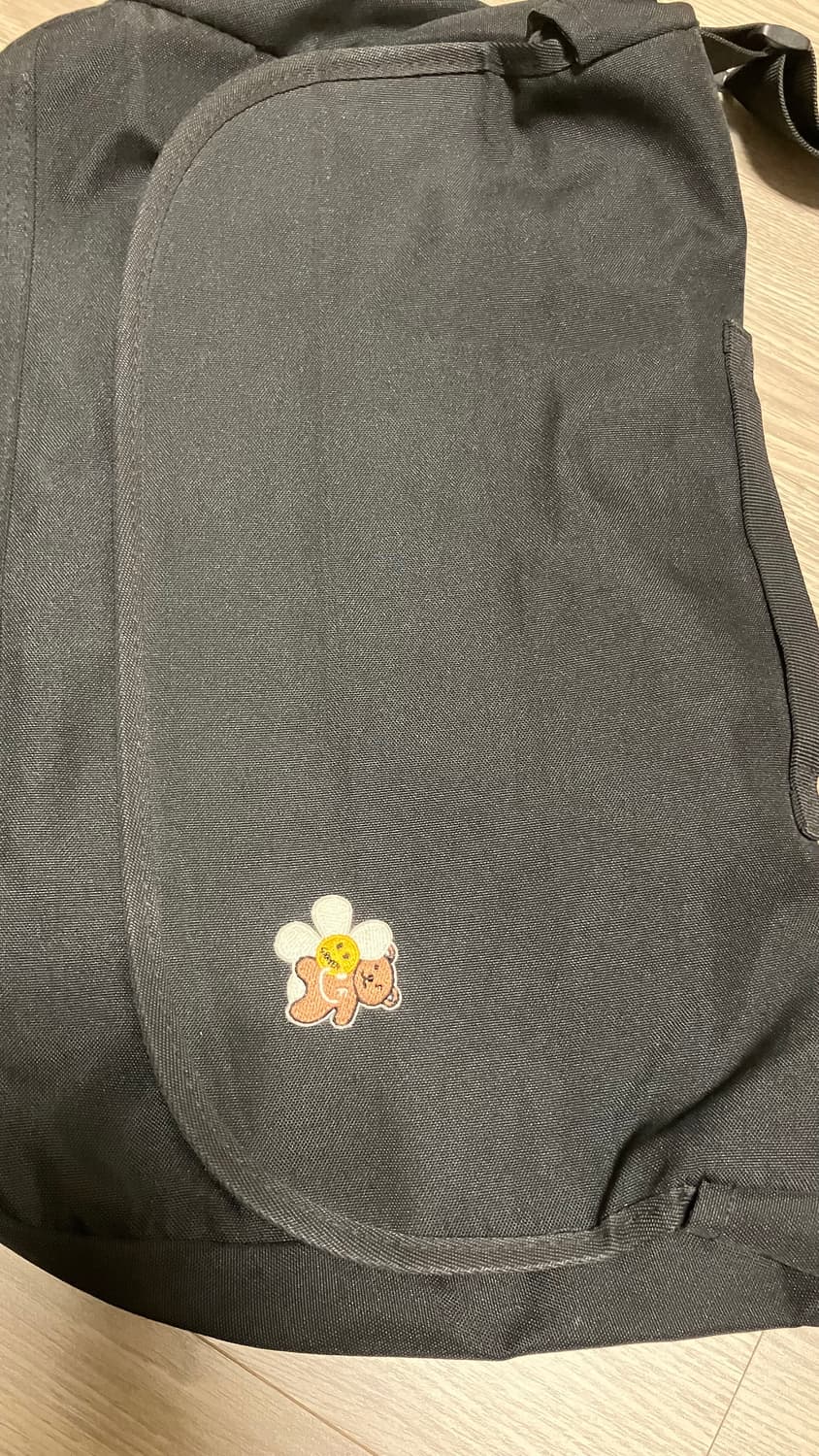 그레이버 플라워 베어 스마일 자수 크로스 메신저백 상품이미지1