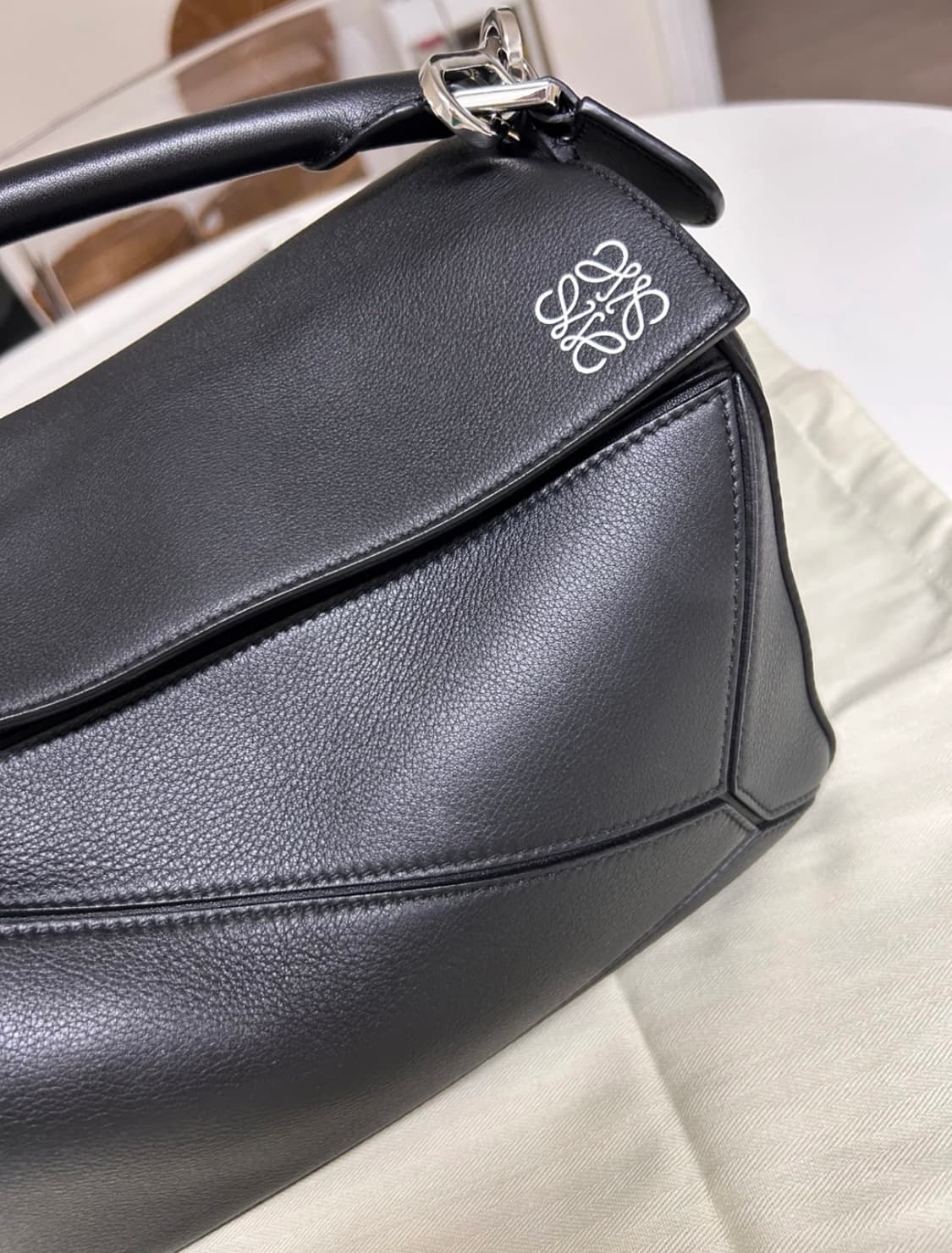 로에베 퍼즐백 미듐 블랙 상품이미지6