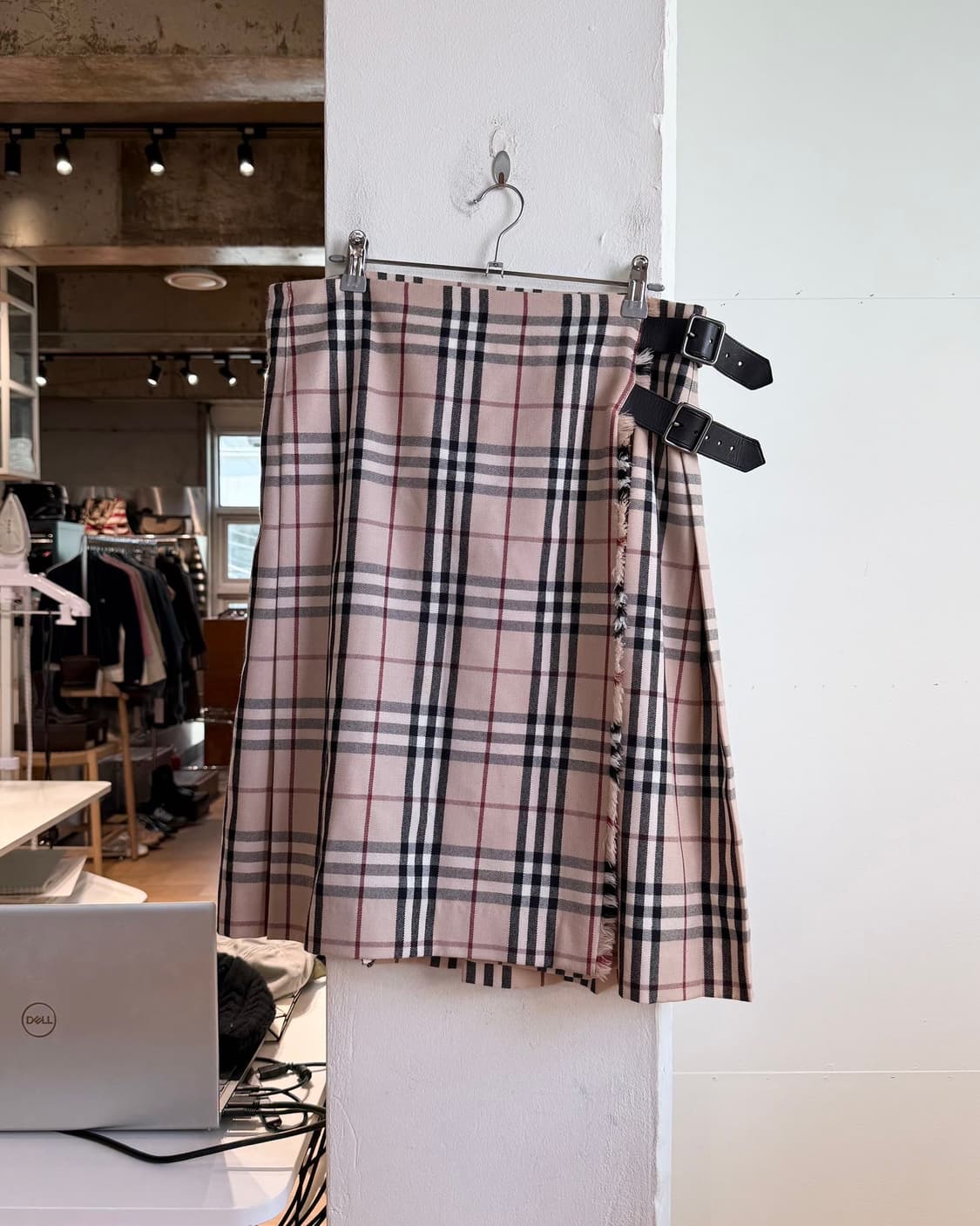 버버리 베이지 노바체크 버클 핀턱 랩스커트  상품이미지1