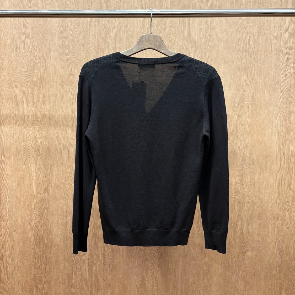 버버리 블랙라벨 브이넥 가디건 타탄 체크 로고 자수 디테일 블랙 상품이미지3