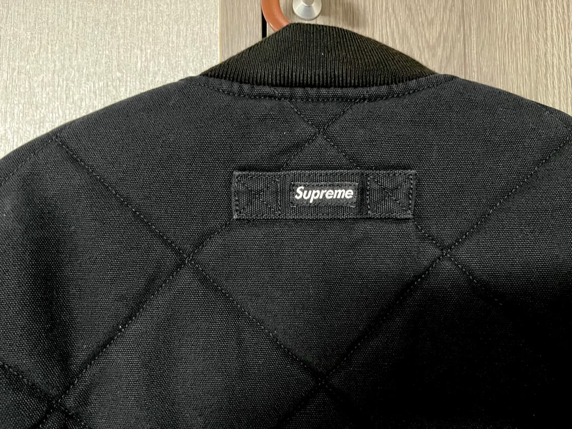 급처)슈프림의 퀼팅 봄버 자켓 블랙 색상 M 사이즈 상품이미지4
