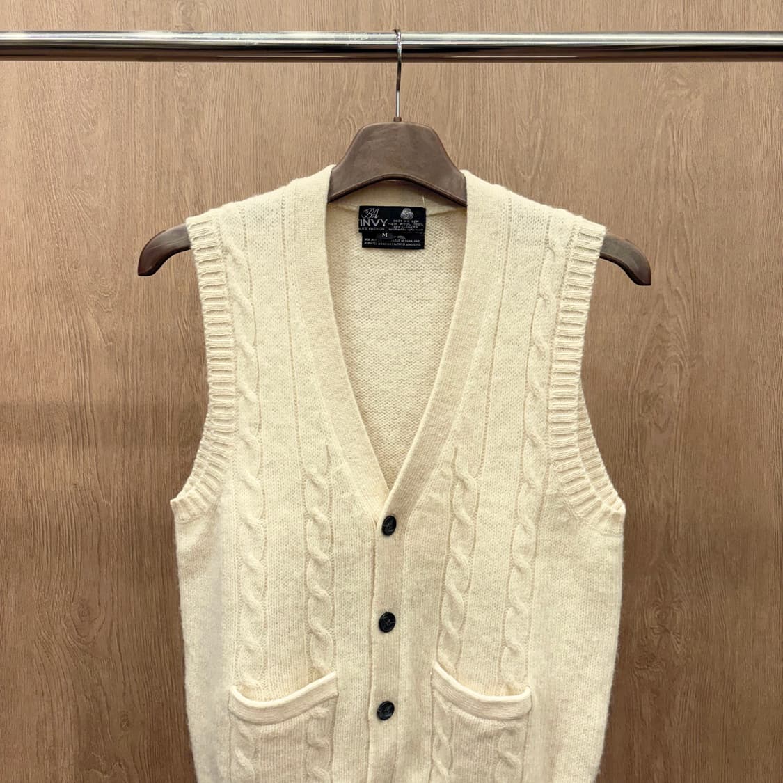 빈티지 브이넥 울 니트 베스트 케이블 패턴 버튼 포켓 디테일 아이보리 상품이미지4