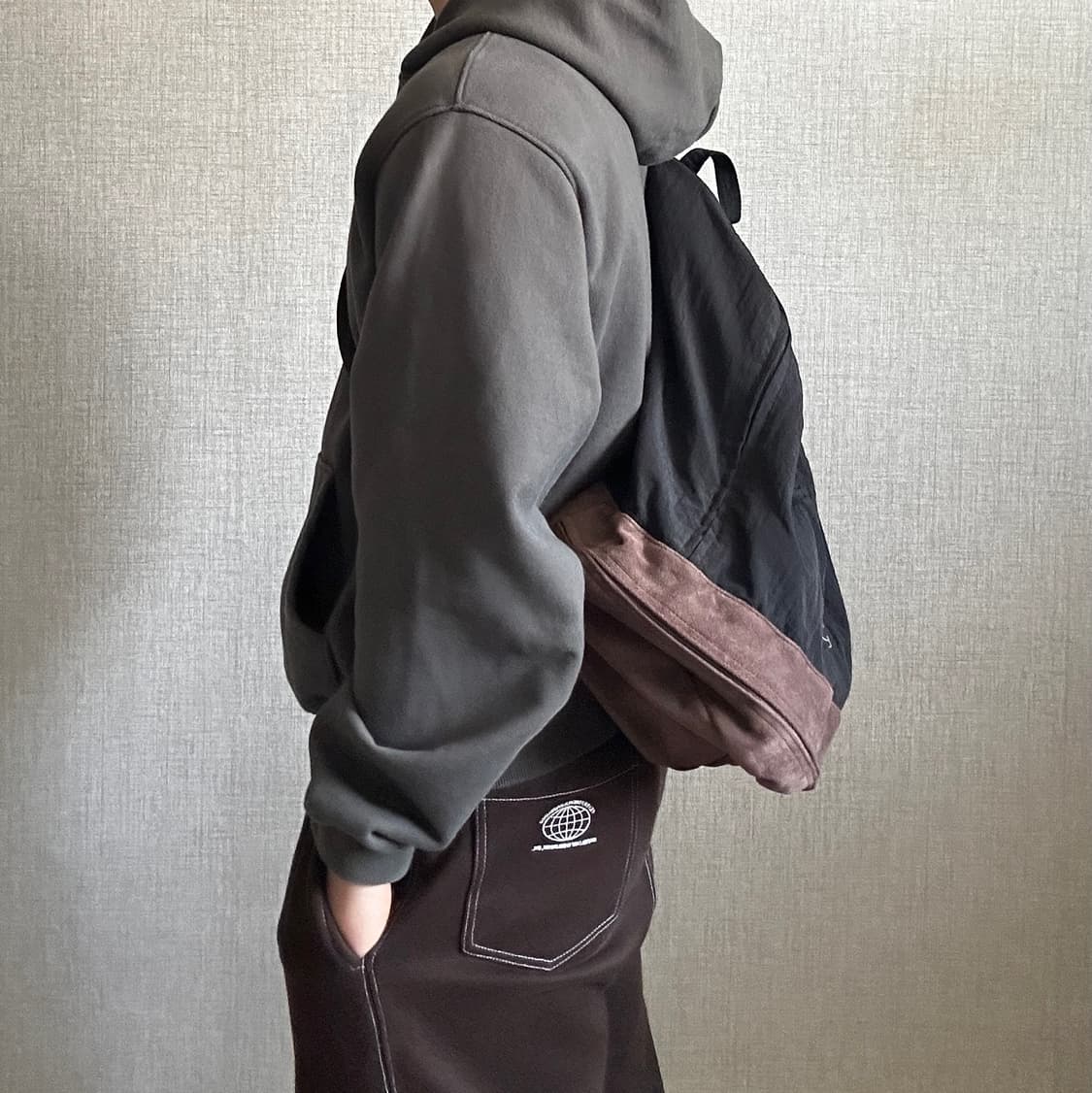 SCULPTOR Bucket-Style Messenger Bag 상품이미지4