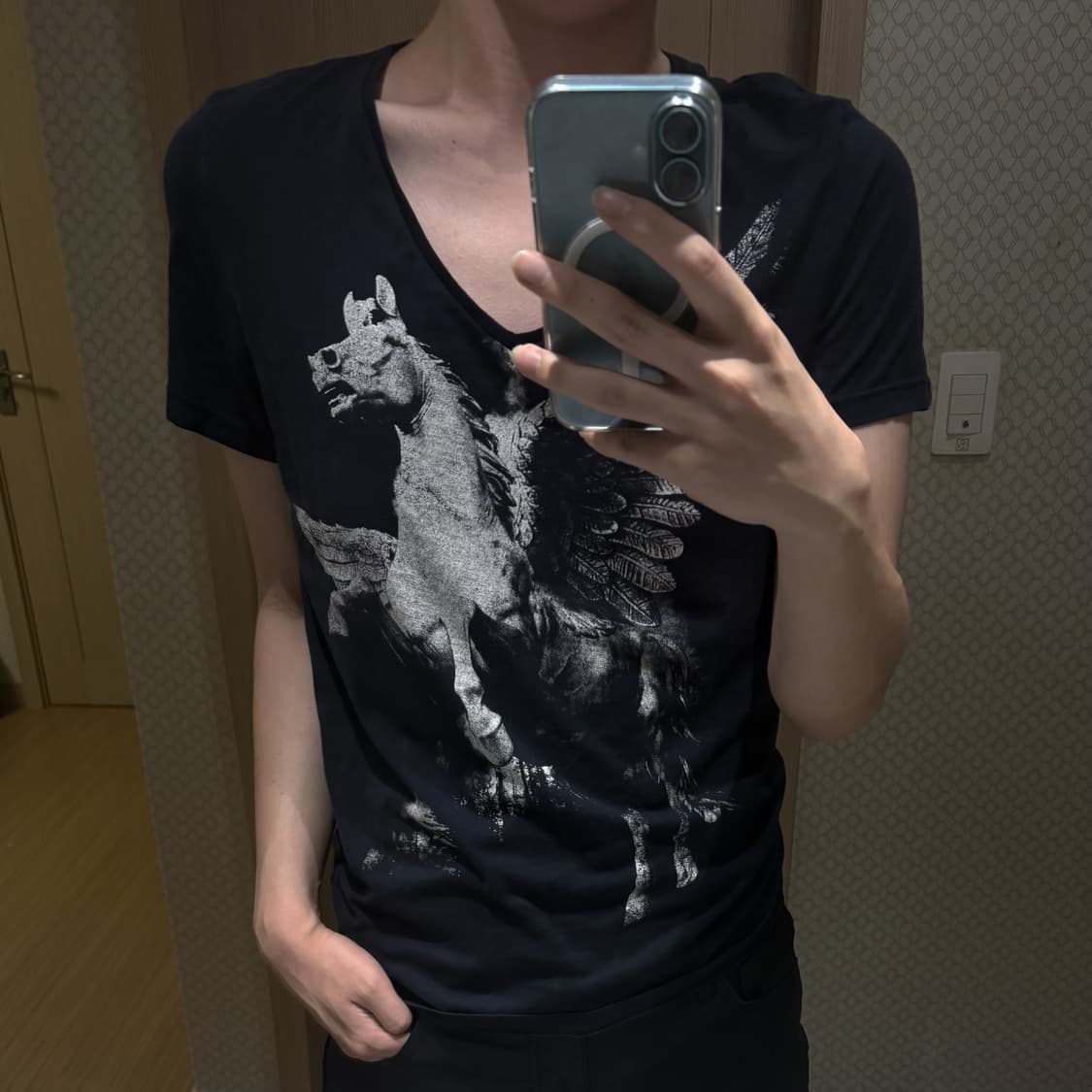 [M] H&M 페가수스 그래픽 딥 브이넥 반팔 티셔츠 (블랙) 상품이미지1