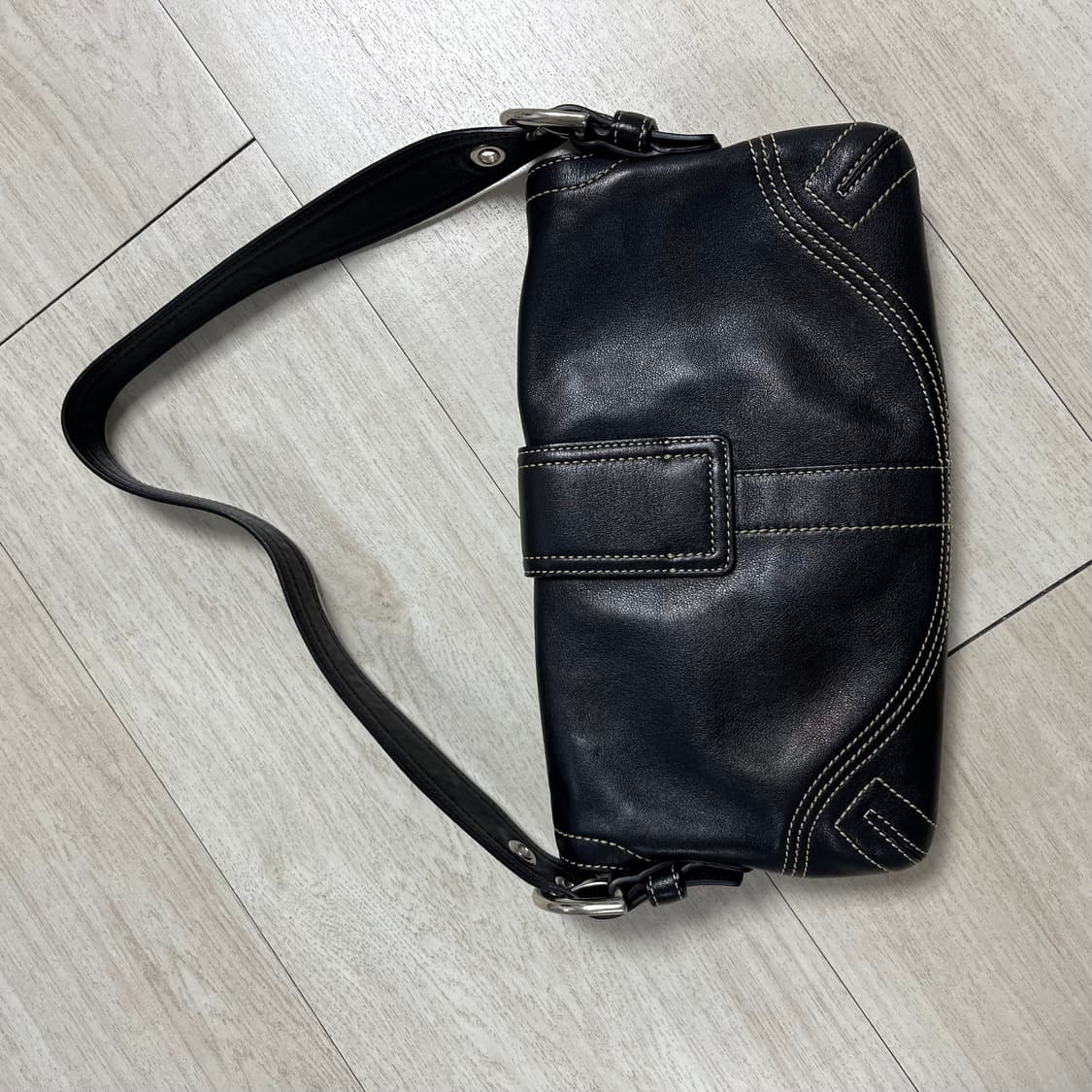 코치 빈티지 블랙 버클 레더 숄더백 상품이미지5