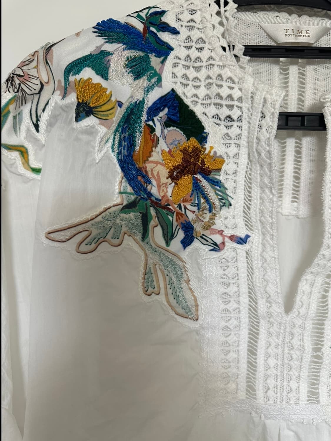 한섬타임TIME 화이트 플라워 자수 블라우스 상품이미지3
