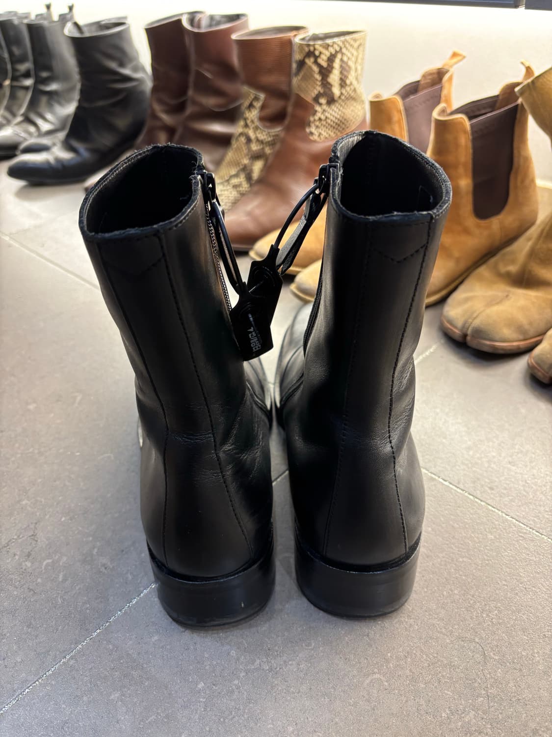 아워레가시 카미온 블랙 42 팝니다 상품이미지3