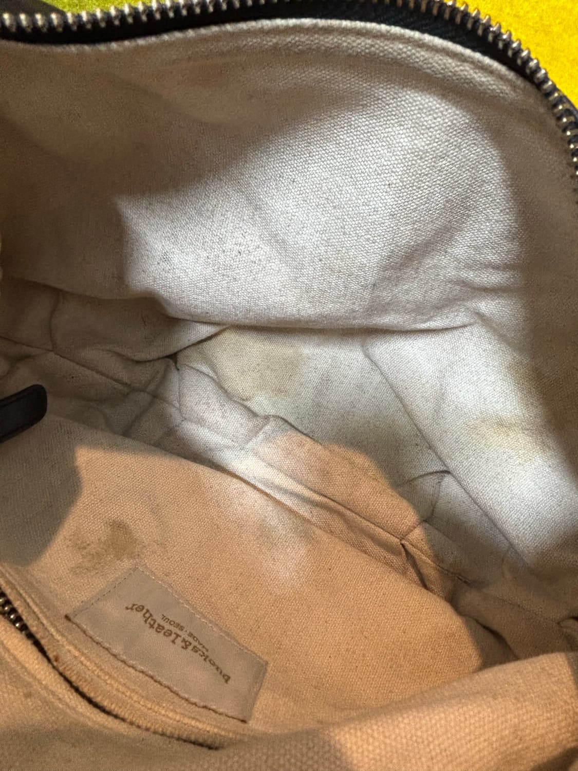 bucks & leather 미니멀 레더 반달 호보백  상품이미지9