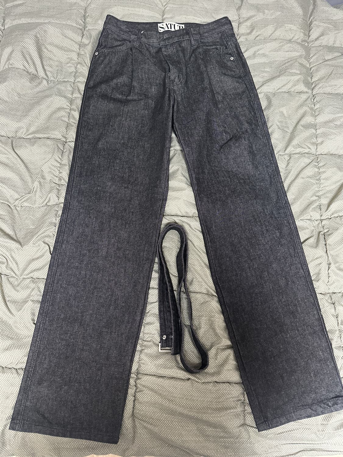 세터 카이엔 원 턱 테일러드 벨티드 데님 블랙 상품이미지3