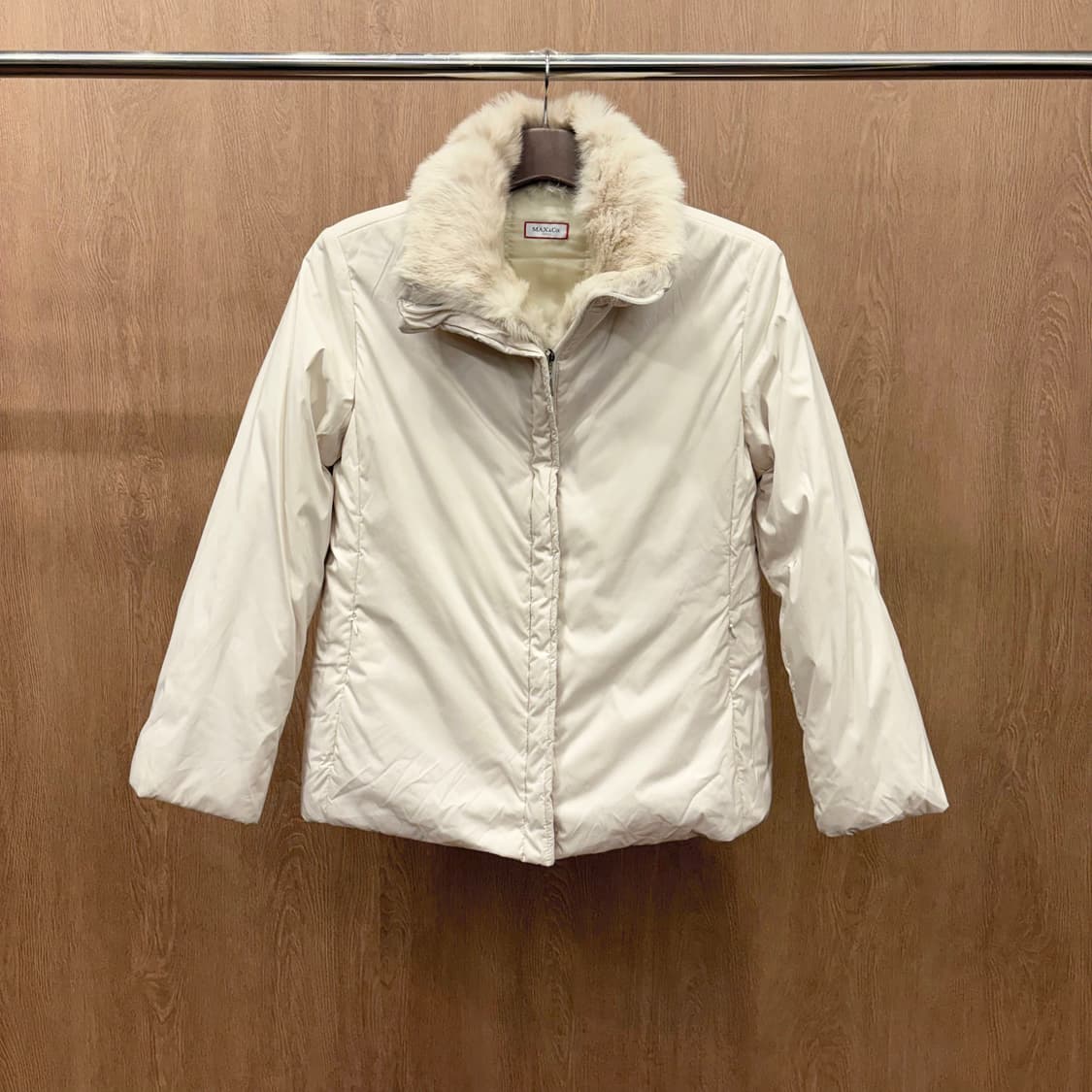 막스앤코 숏 패딩 자켓 넥 라인 퍼 트리밍 미니멀 포켓 디테일 아이보리 상품이미지2