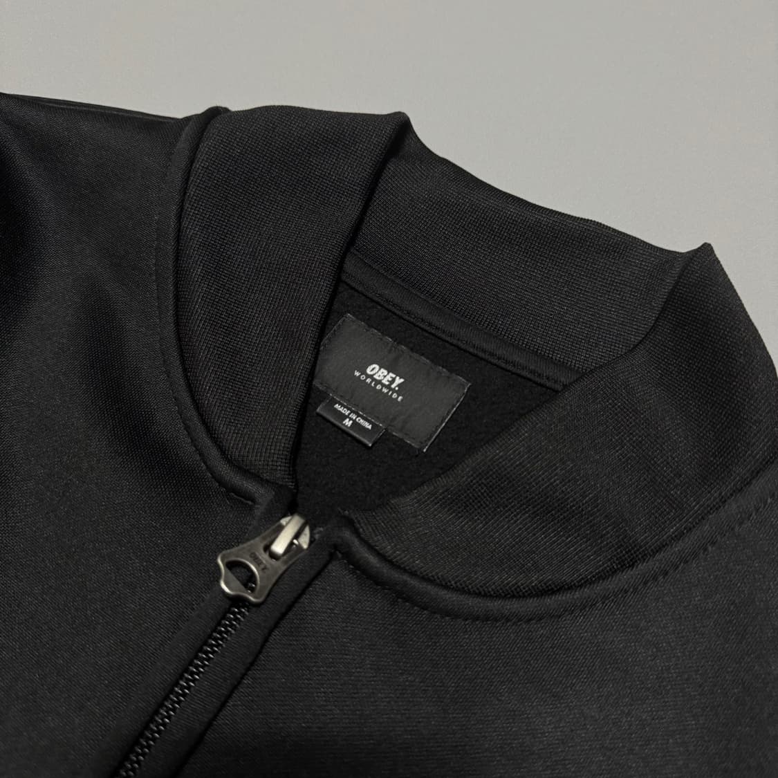오베이(OBEY) 블랙 페이스 자수 폴리에스터 집업 스타디움 자켓 상품이미지3