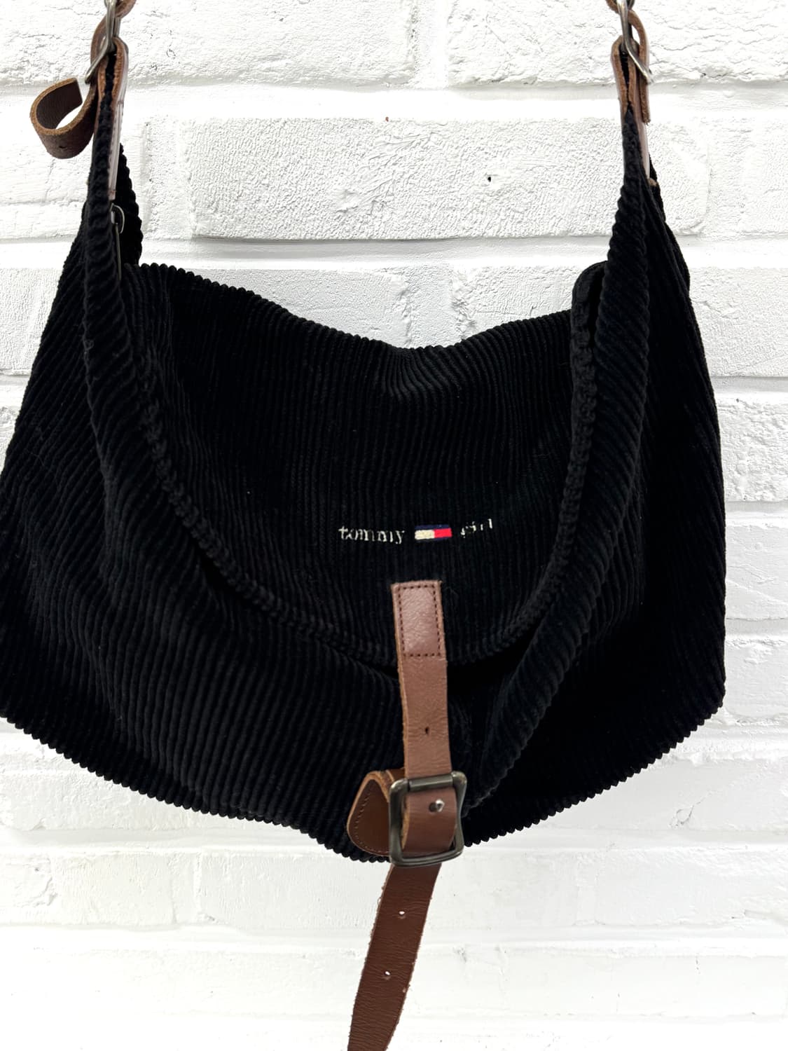 타미걸 블랙 코듀로이 메신저백 상품이미지1