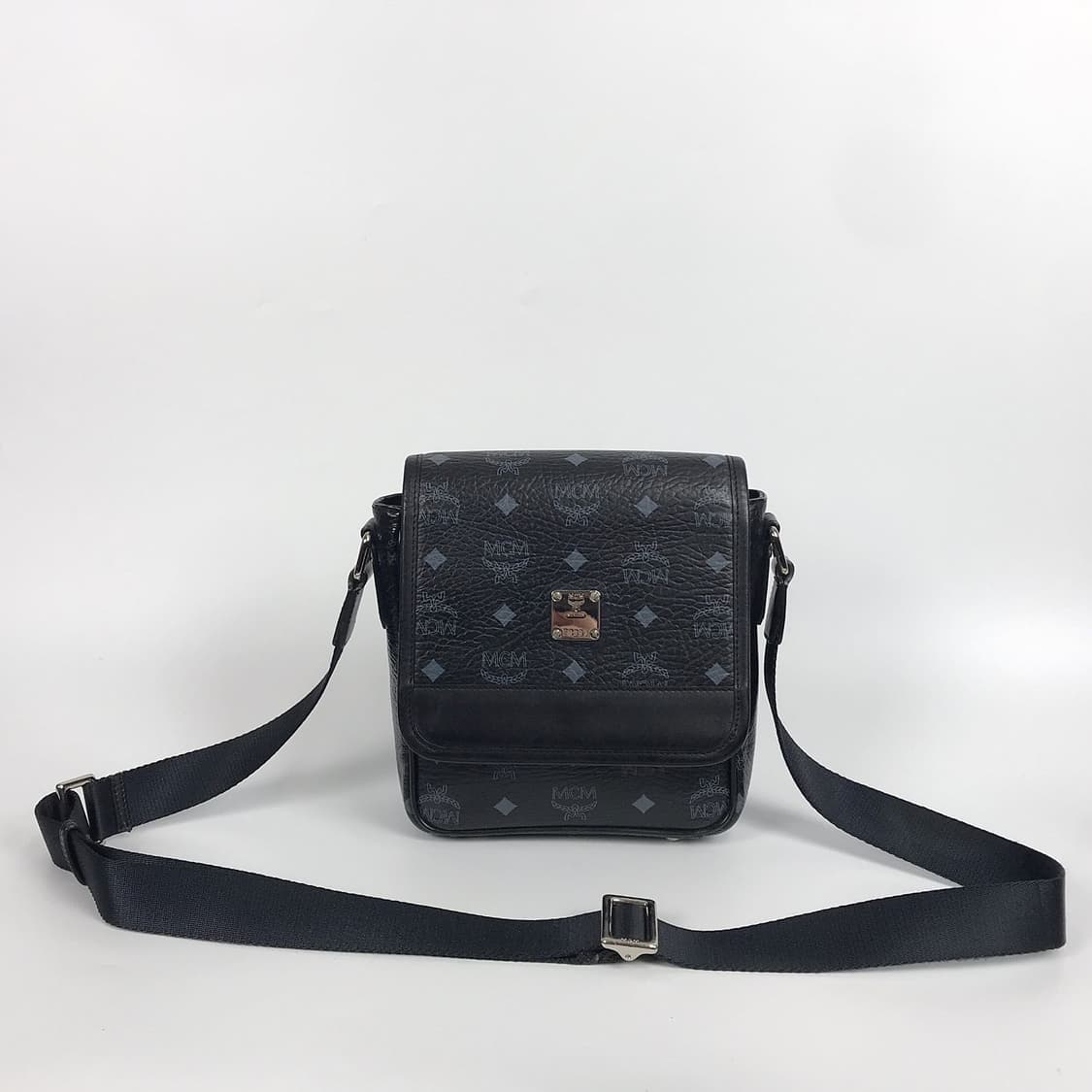 MCM 엠씨엠 남성 크로스백 가방 상품이미지1