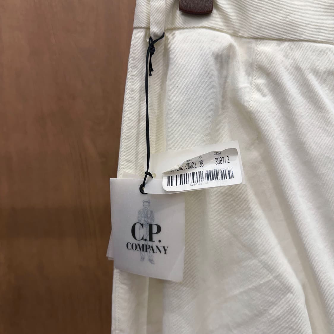 C.P. 컴퍼니 코튼 블렌드 슬랙스 팬츠 버튼 클로징 포켓 디테일 화이트 상품이미지6