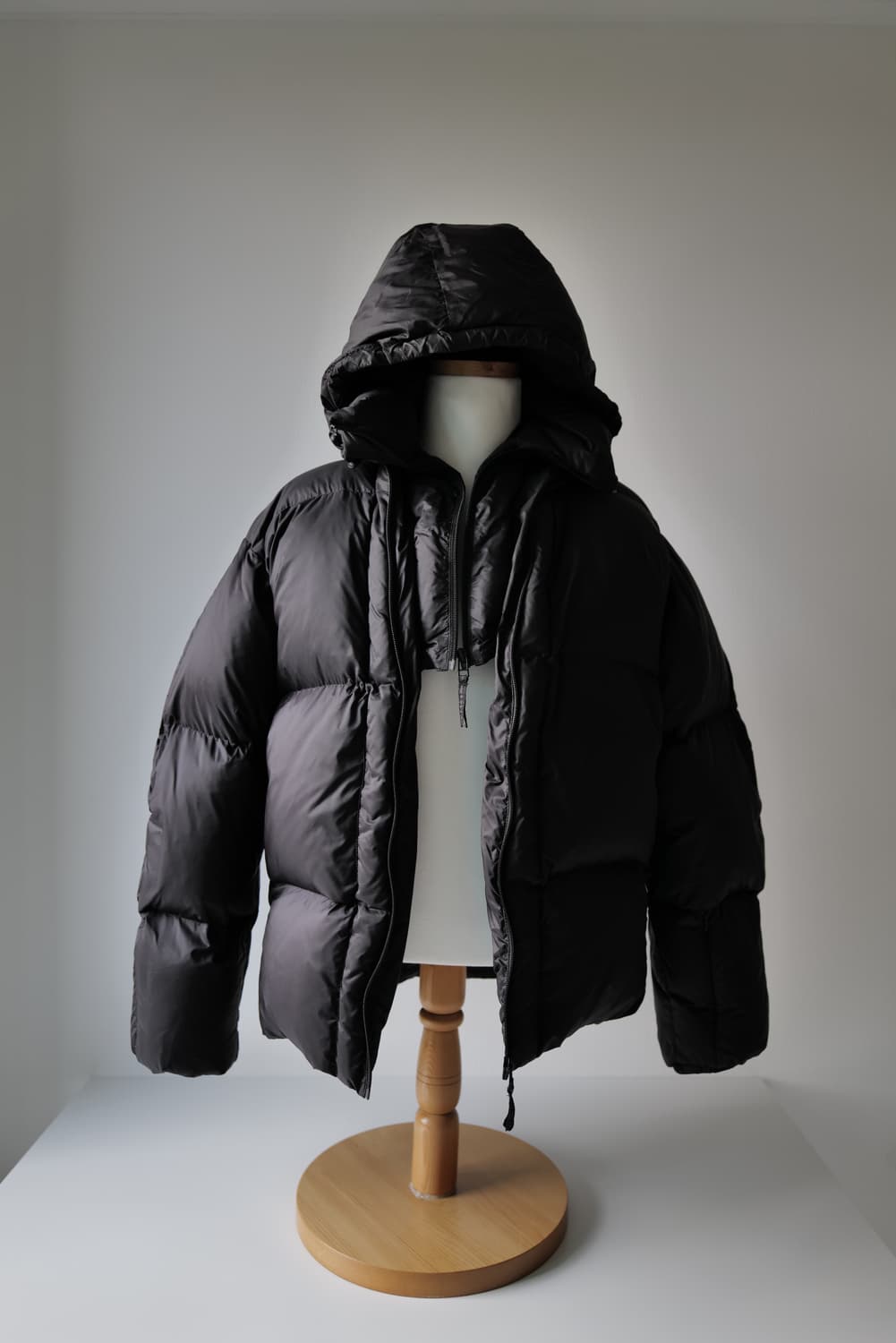 (봉태규님) 누마레 EE 레귤러 블랙 패딩 상품이미지2