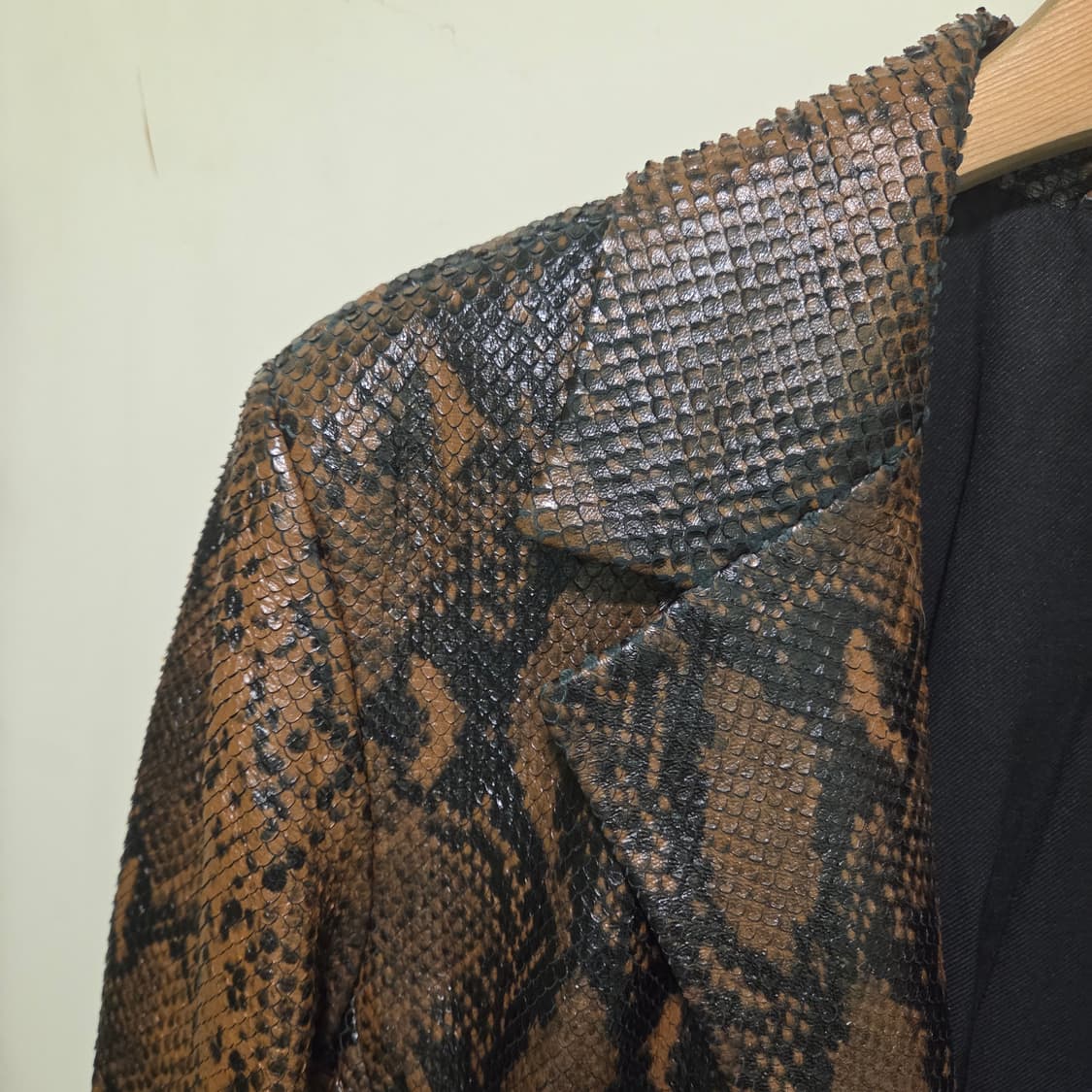 아미 스네이크 가죽 롱 코트 상품이미지4