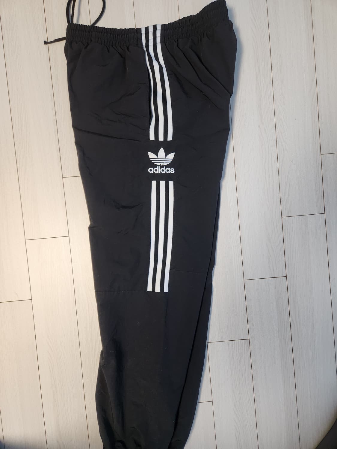 아디다스 우븐 트레이닝 조거 팬츠 사이즈xl

사용감 있지만 오염 하자는 상품이미지1