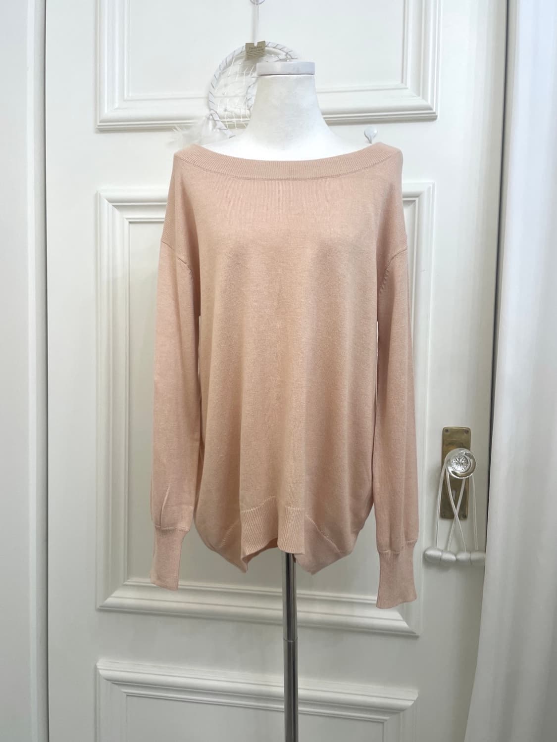 coral off-shoulder loose over knit top 상품이미지1