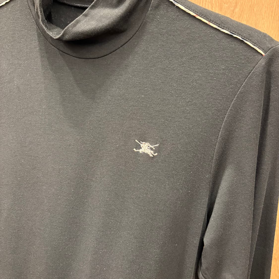 버버리 모크넥 긴팔 티셔츠 로고 자수 체크 라인 디테일 슬림핏 블랙 상품이미지6