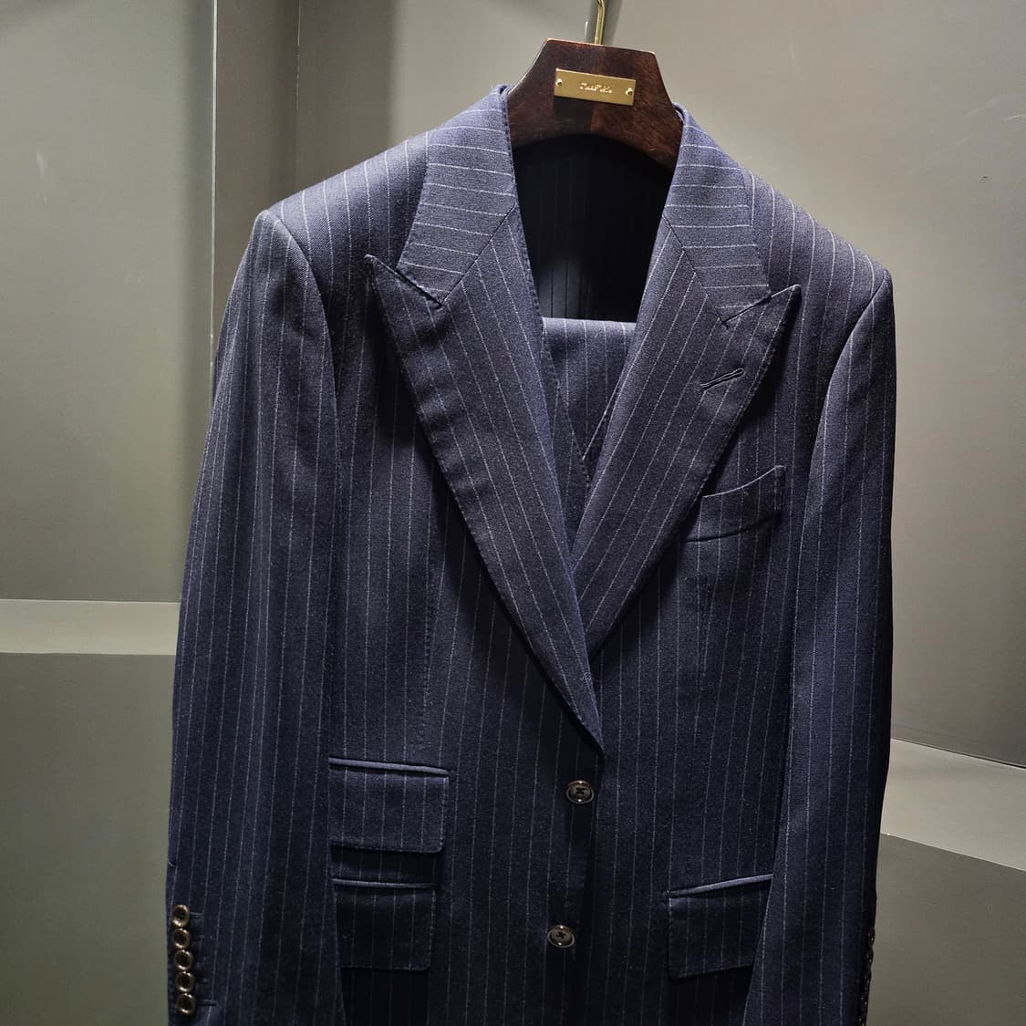 톰포드 윈저 핀스트라이프 울 쓰리피스 수트셋업 상품이미지2