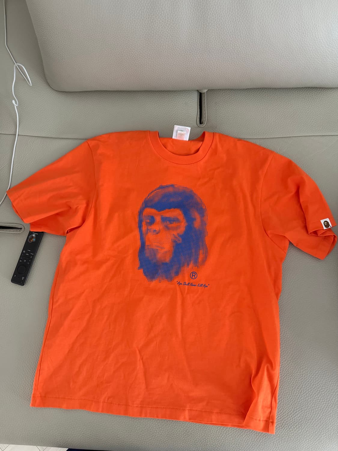 베이프 반팔 m사이즈 오렌지색상 판매합니다 상품이미지1