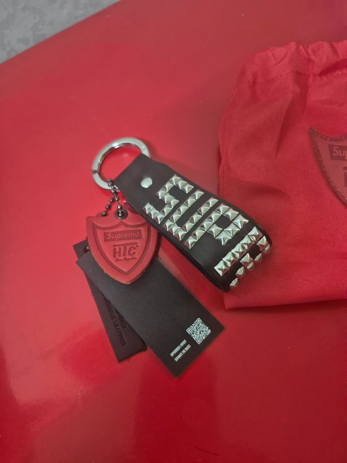 슈프림 x 할리우드 트레이딩 컴퍼니 스터드 키체인 블랙 - 23SS 상품이미지4