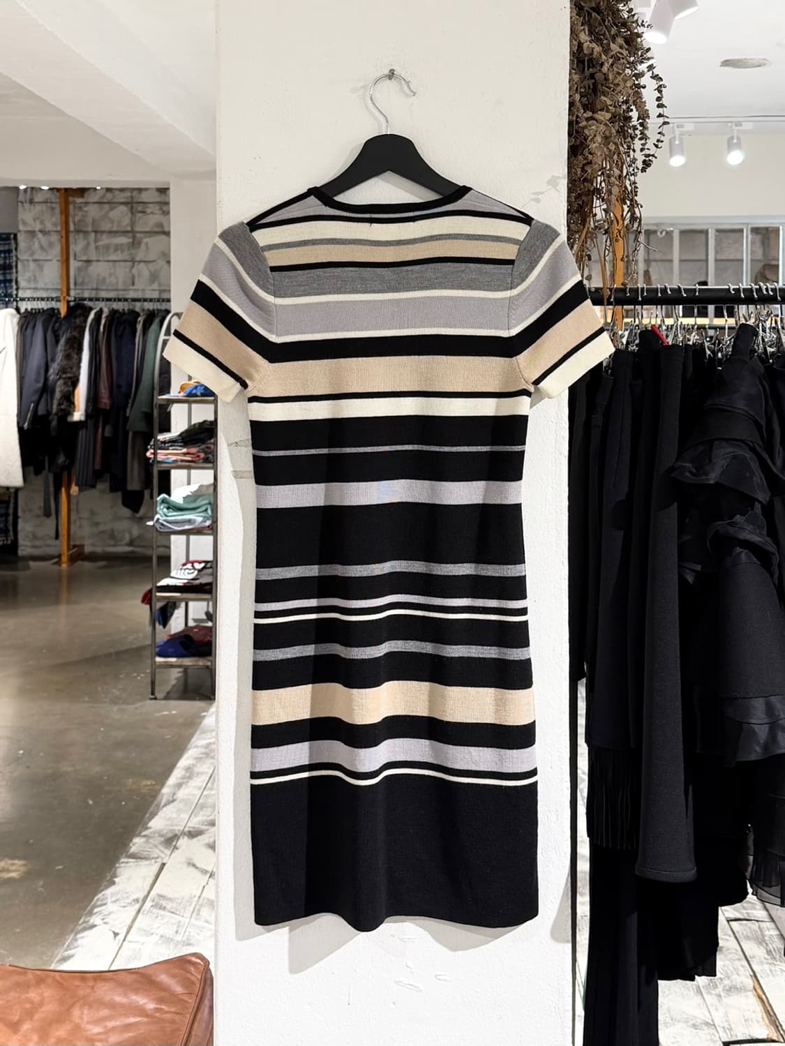 꾸레쥬 블랙 화이트 스트라이프 니트 하프 슬리브 미디 원피스 상품이미지6