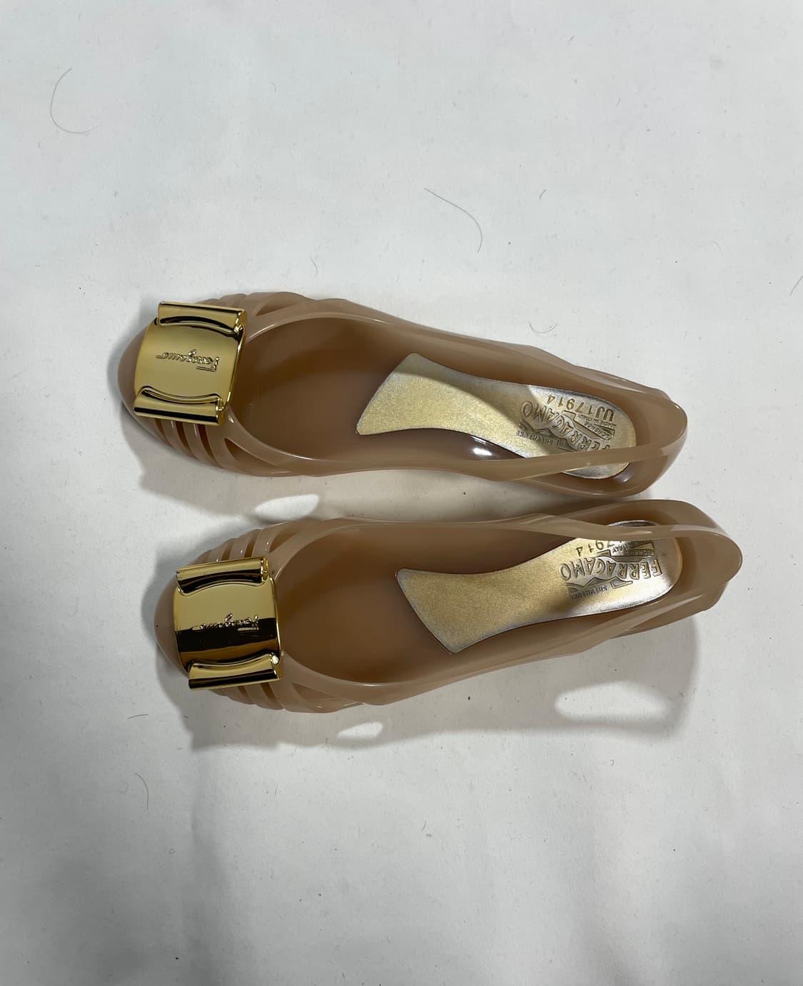 페라가모 골드 플레이트 젤리슈즈 상품이미지2